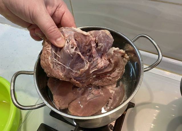 Салат из говяжьего сердца с соленым огурцом, морковью и луком