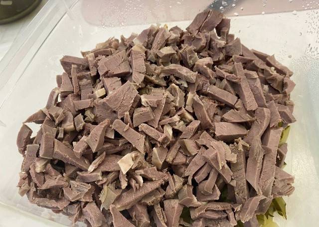 Салат из говяжьего сердца с соленым огурцом, морковью и луком