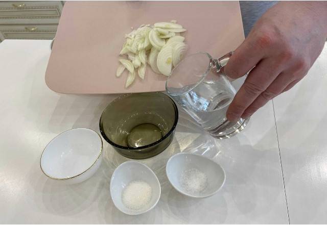 Салат из говяжьего сердца с соленым огурцом, морковью и луком
