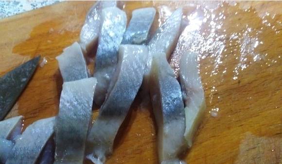 Салат из свеклы с селедкой, горошком и луком