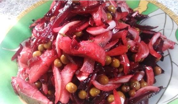 Салат из свеклы с селедкой, горошком и луком