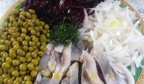 Салат из свеклы с селедкой, горошком и луком