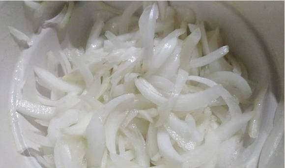 Салат из свеклы с селедкой, горошком и луком