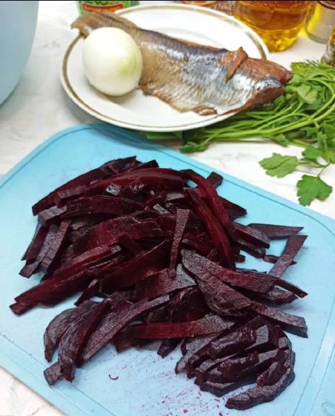 Салат из селедки и свеклы с зеленым горошком