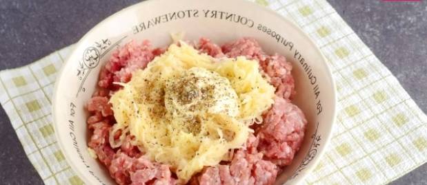 Котлеты с грибами и фаршем на сковороде