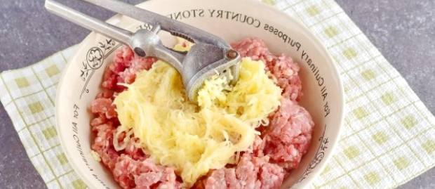 Котлеты с грибами и фаршем на сковороде