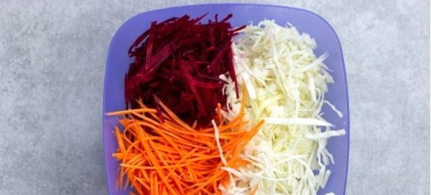 Салат из сырых овощей со свеклой