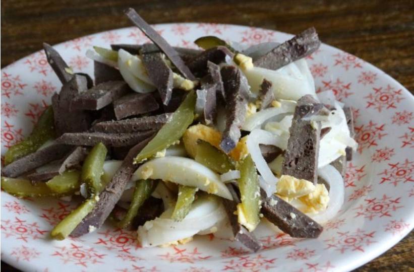 Салат из свиной печени с солеными огурцами и яйцами