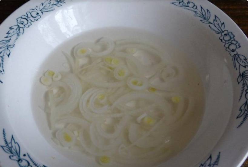 Салат из свиной печени с солеными огурцами и яйцами