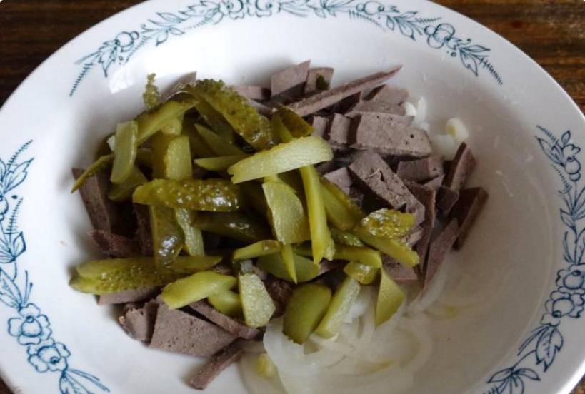 Салат из свиной печени с солеными огурцами и яйцами