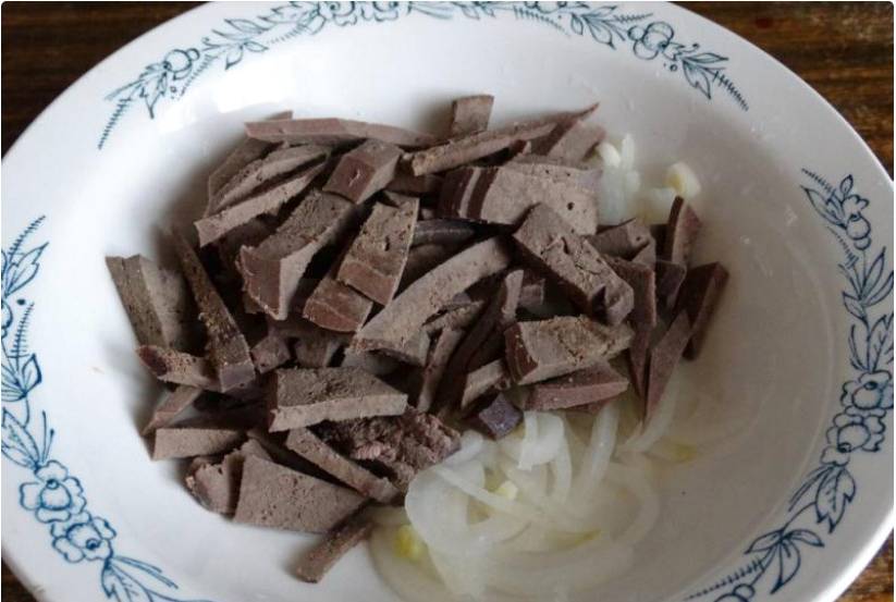 Салат из свиной печени с солеными огурцами и яйцами