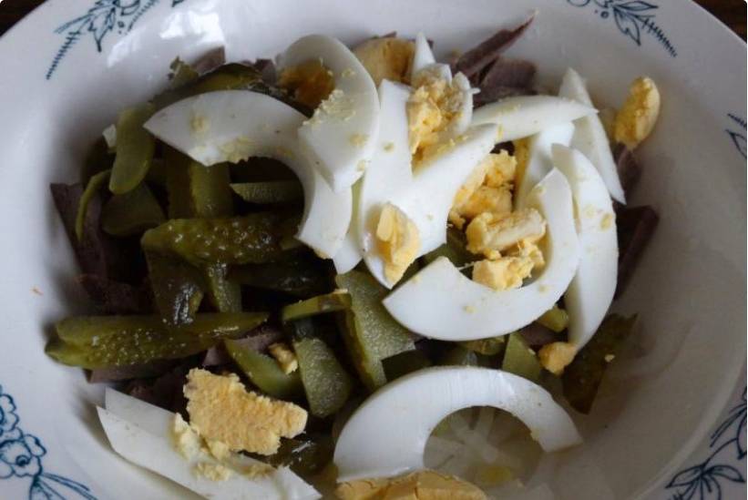 Салат из свиной печени с солеными огурцами и яйцами