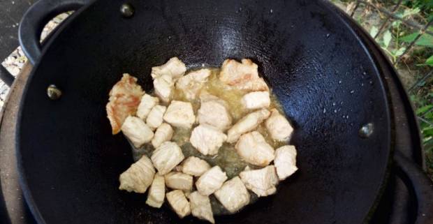 Макароны с мясом в казане на костре