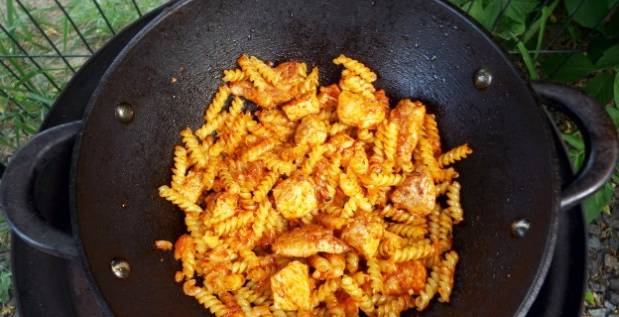 Макароны с мясом в казане на костре