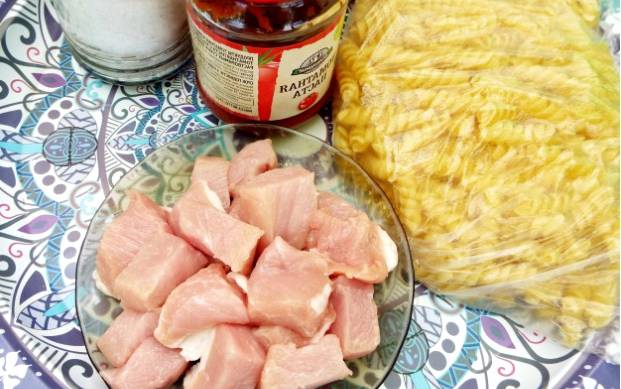 Макароны с мясом в казане на костре