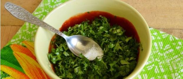 Соус для шашлыка из томатной пасты, зелени и чеснока