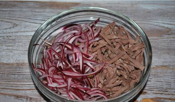 Салат из свиного сердца с маринованными огурцами
