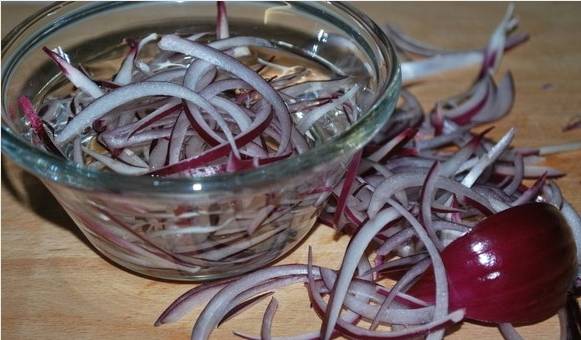 Салат из свиного сердца с маринованными огурцами