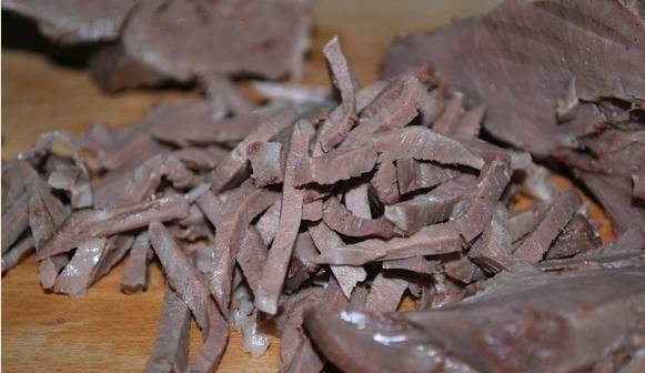 Салат из свиного сердца с маринованными огурцами