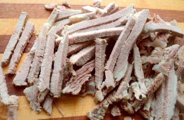 Салат «Гусарский» с говядиной, помидорами, маринованным луком и маслом Салат «Гусарский» с говядиной, помидорами, маринованным луком и маслом