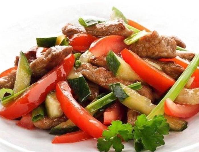 Салат «Гусарский» с говядиной, помидорами, маринованным луком и маслом Салат «Гусарский» с говядиной, помидорами, маринованным луком и маслом