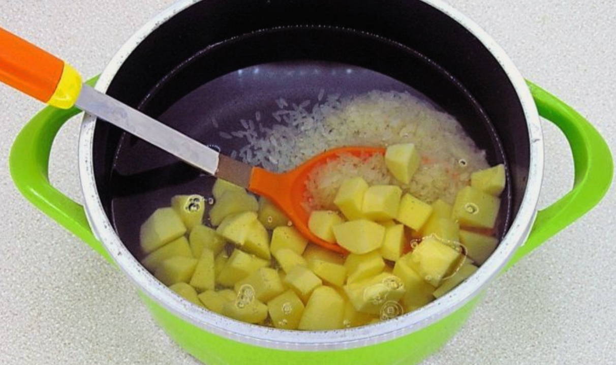 Суп с сайрой, рисом и картошкой