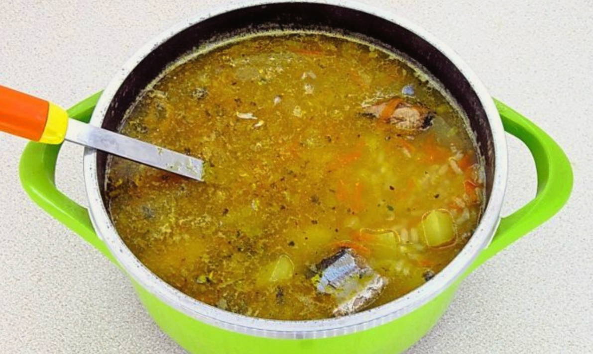 Суп с сайрой, рисом и картошкой