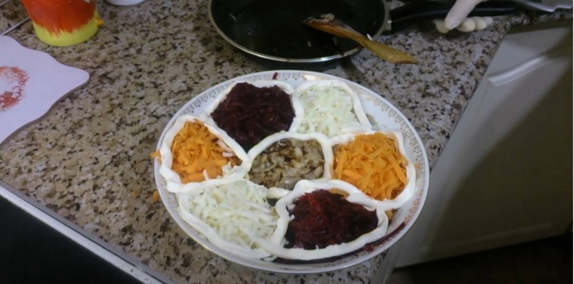 Салат «Ералаш» со свёклой