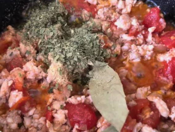 Макароны с фаршем и помидорами