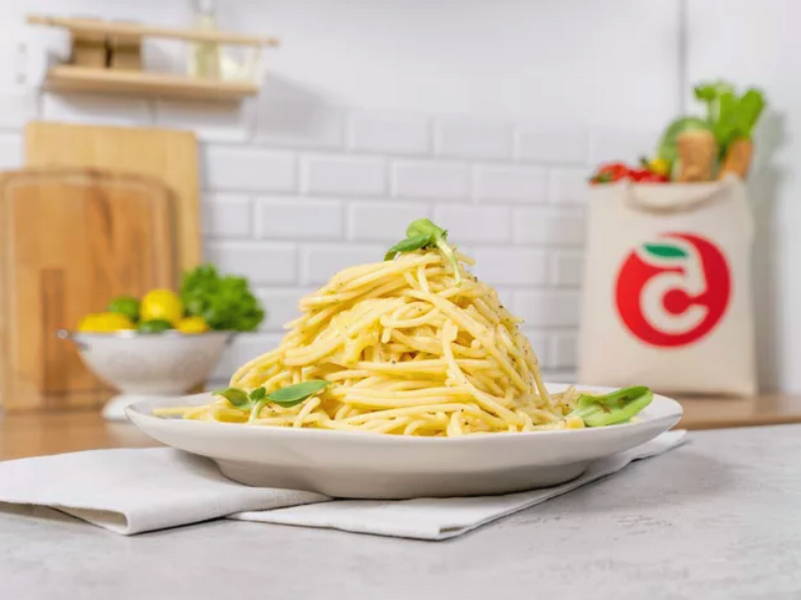 Макароны с яйцом и сыром на сковороде