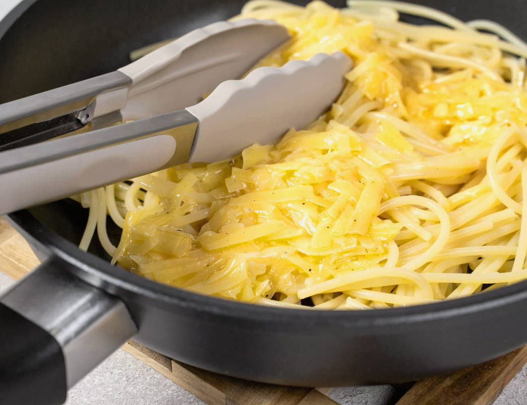 Макароны с яйцом и сыром на сковороде