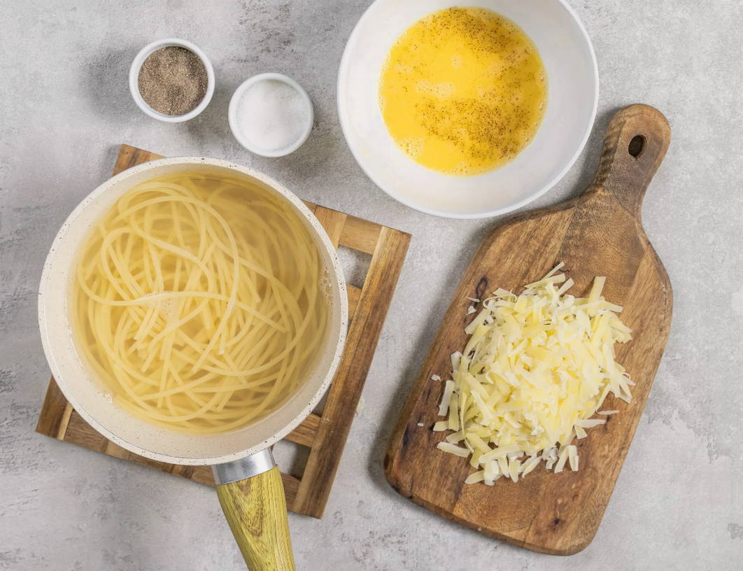 Макароны с яйцом и сыром на сковороде
