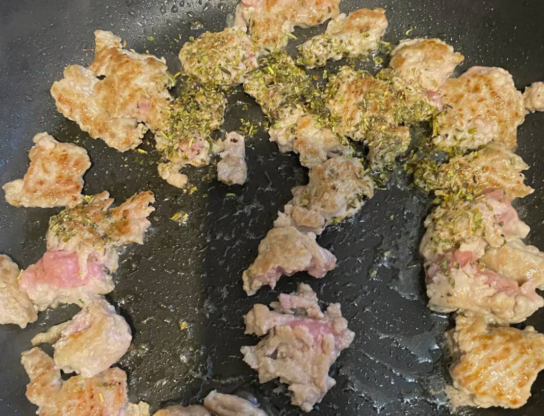 Макароны с фаршем и овощами на сковороде