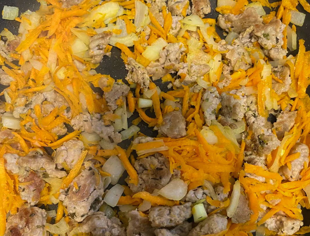 Макароны с фаршем и овощами на сковороде