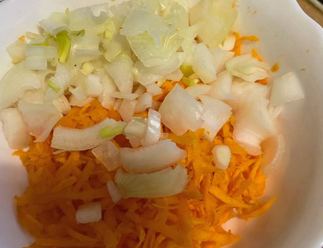 Макароны с фаршем и овощами на сковороде
