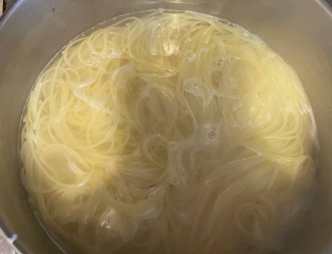 Макароны с фаршем и овощами на сковороде