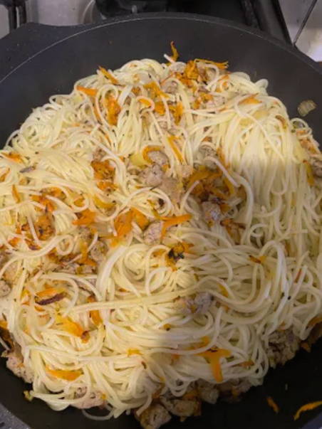 Макароны с фаршем и овощами на сковороде