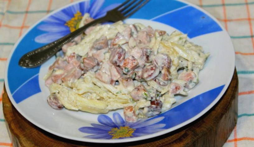 Макароны с сардельками сковороде