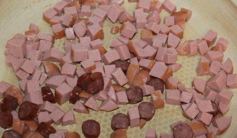 Макароны с сардельками сковороде