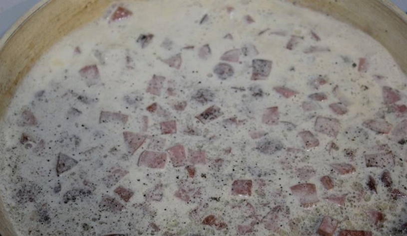 Макароны с сардельками сковороде