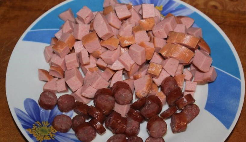 Макароны с сардельками сковороде