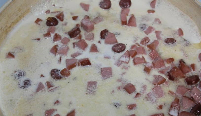 Макароны с сардельками сковороде