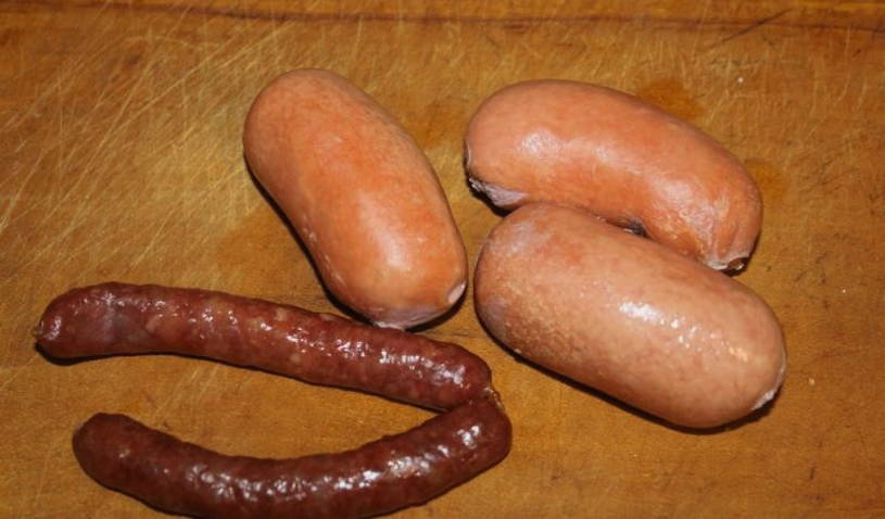 Макароны с сардельками сковороде