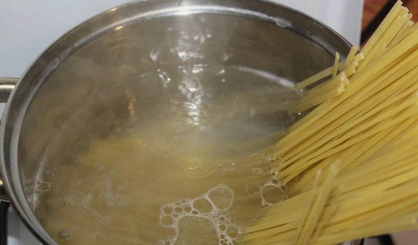 Макароны с сардельками сковороде