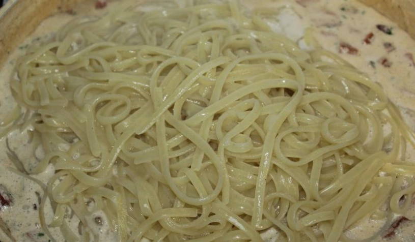 Макароны с сардельками сковороде