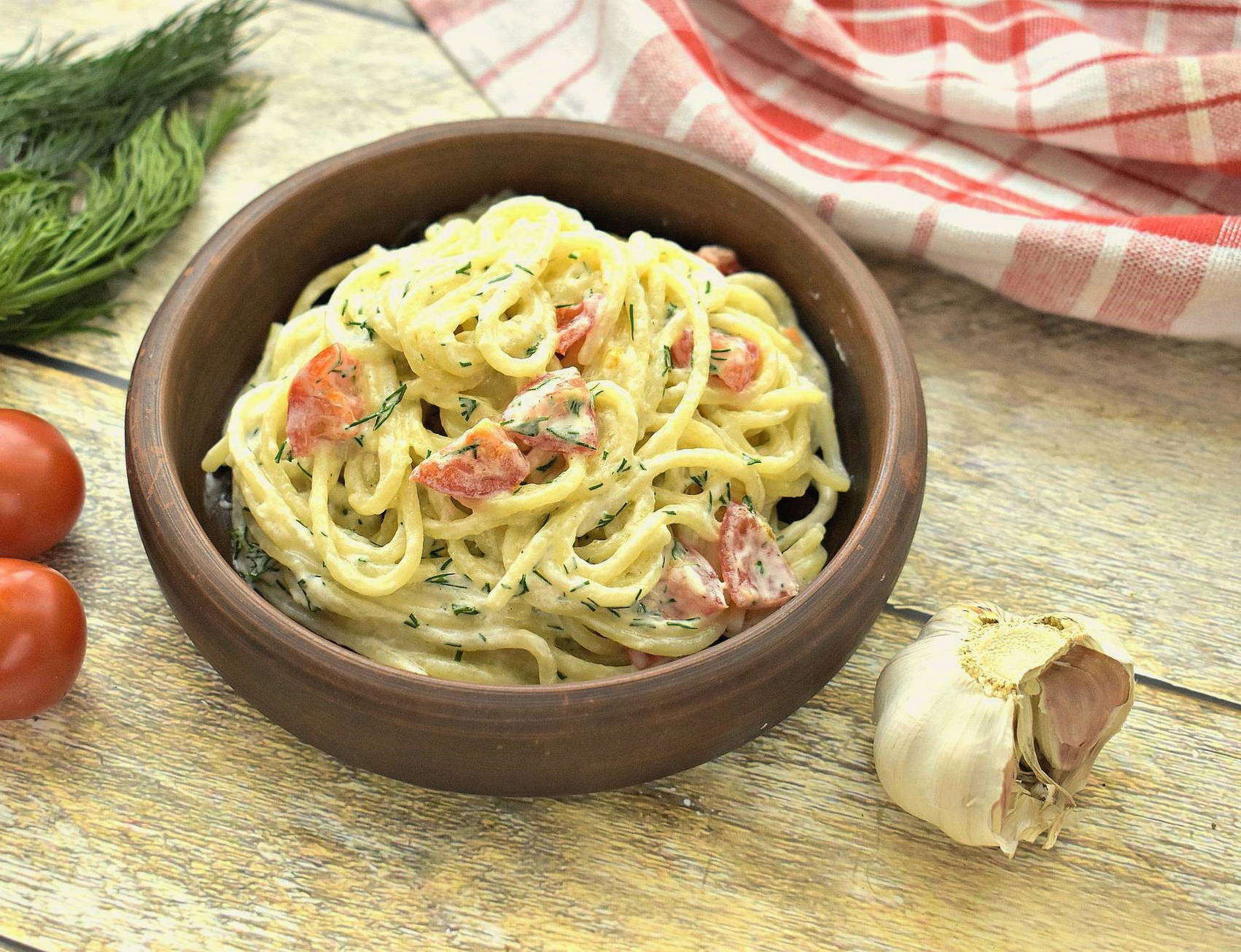 Макароны в сметанном соусе на сковороде