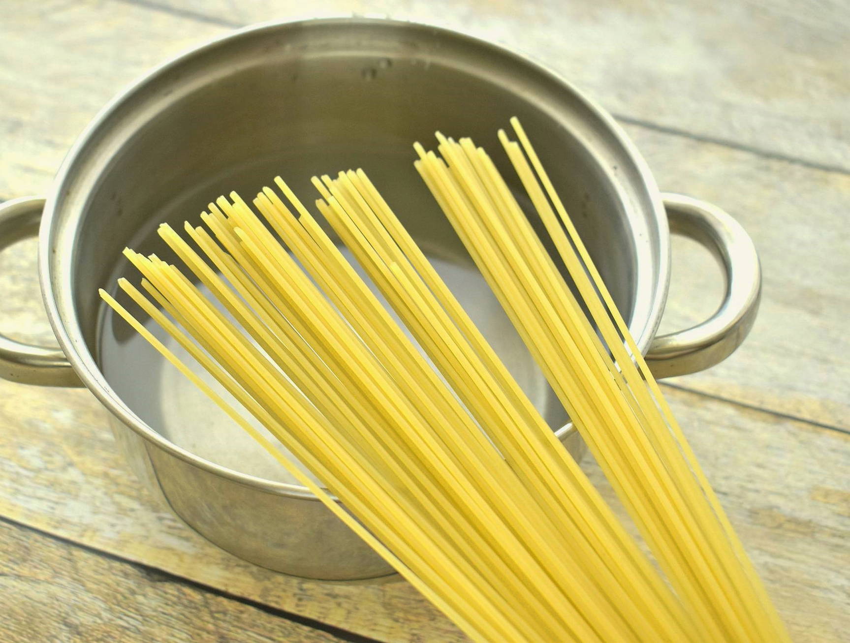 Макароны в сметанном соусе на сковороде