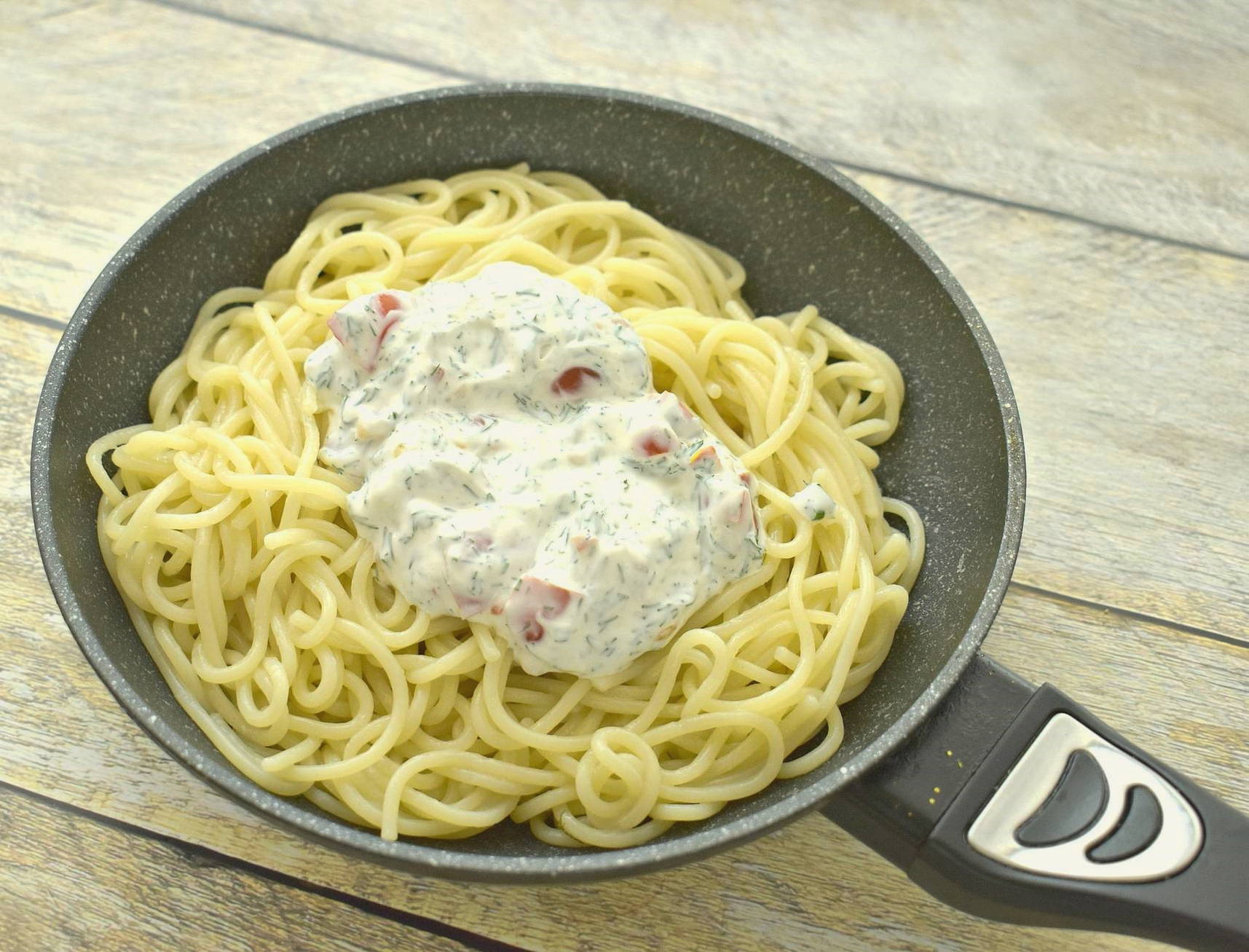 Макароны в сметанном соусе на сковороде