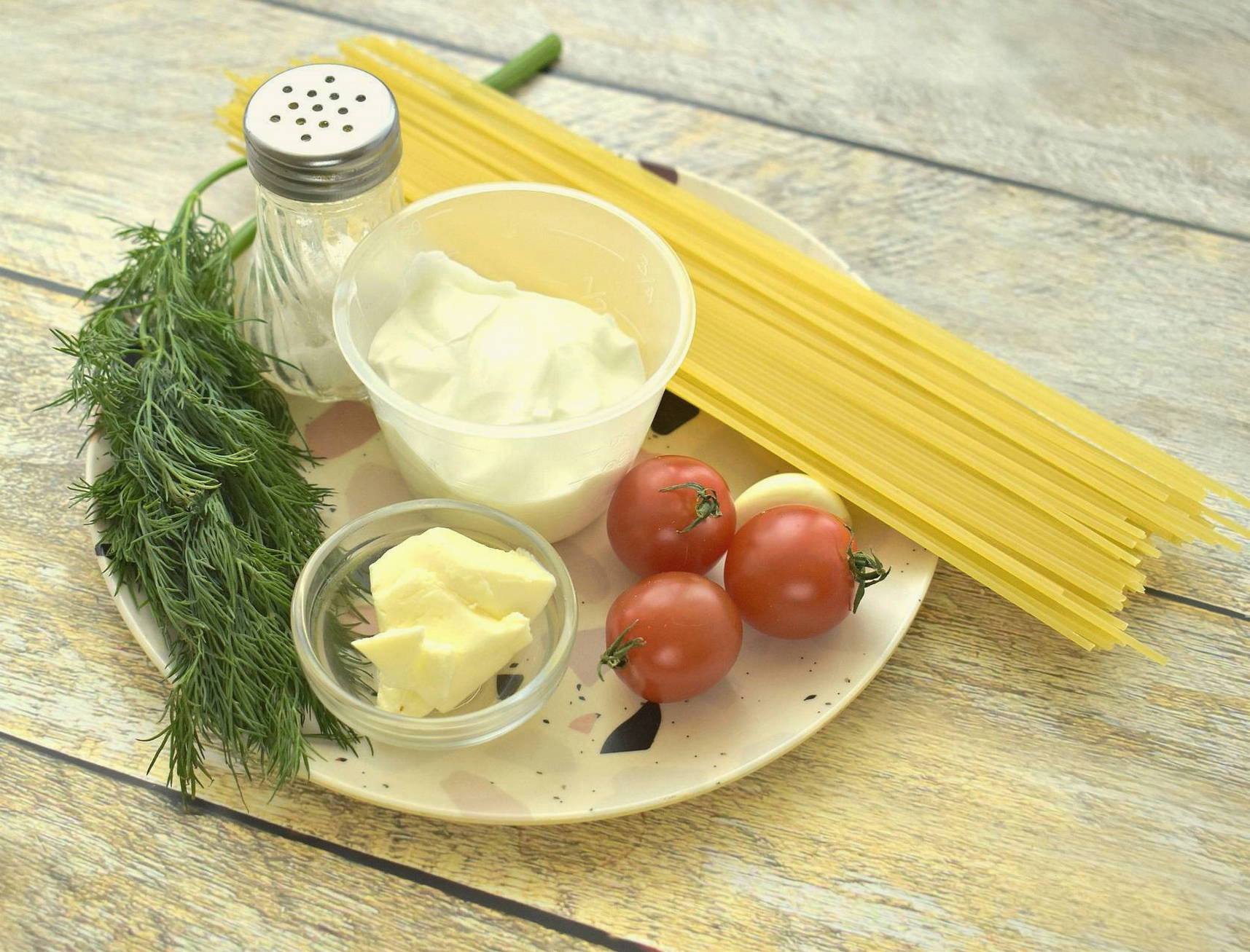 Макароны в сметанном соусе на сковороде