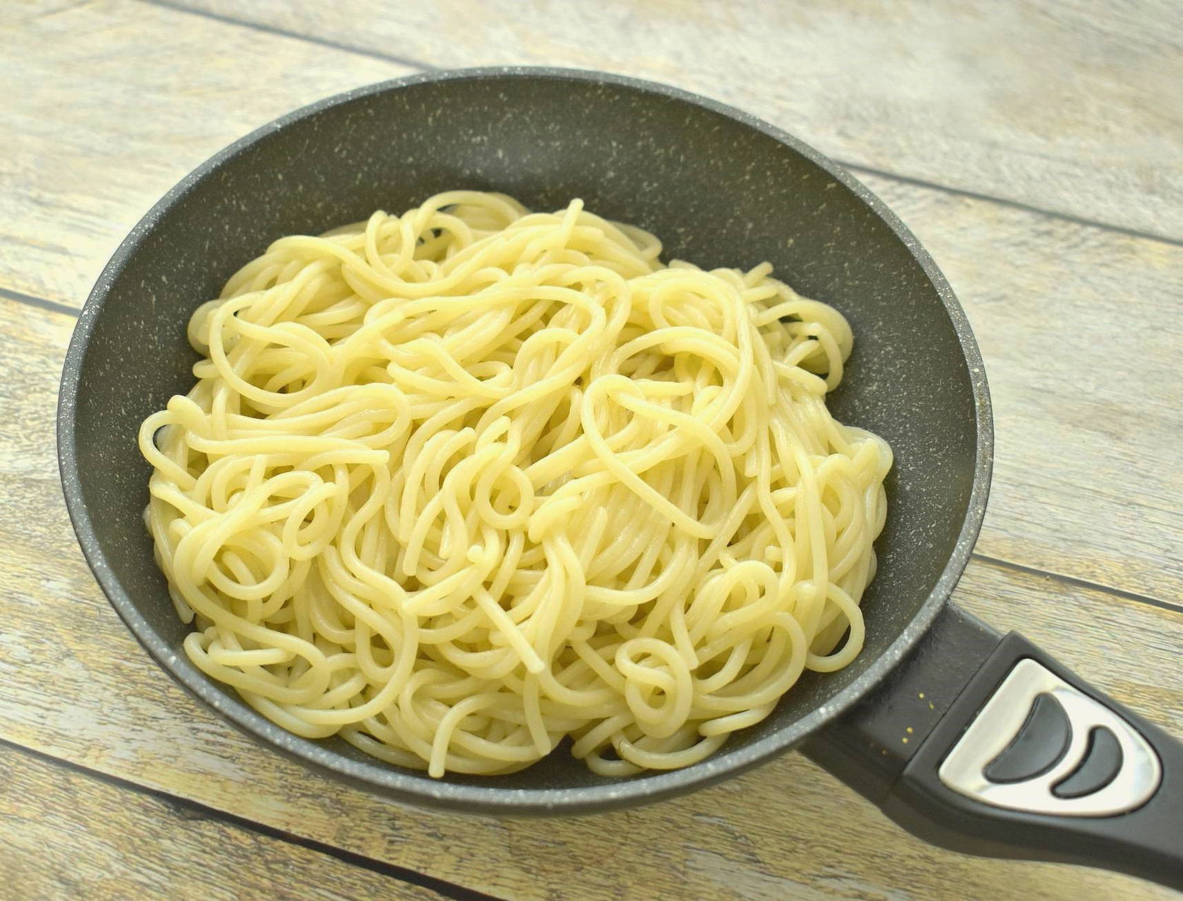 Макароны в сметанном соусе на сковороде